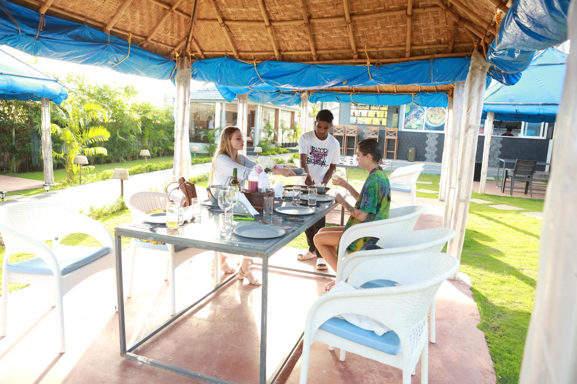 Gracias Cafe & Resort Morjim Exterior photo