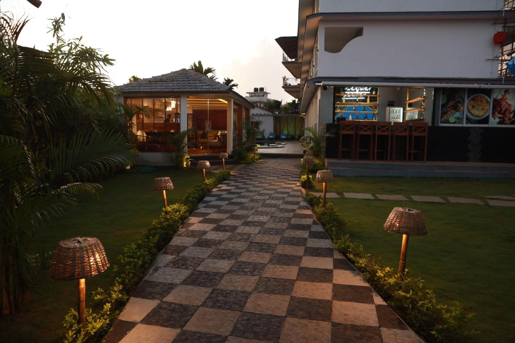 Gracias Cafe & Resort Morjim Exterior photo