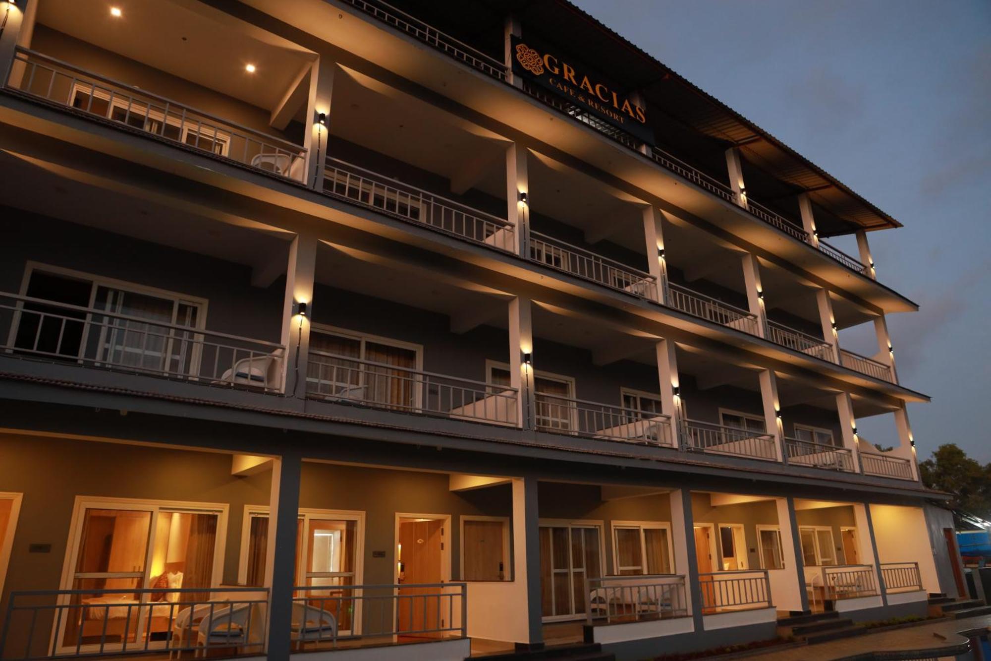 Gracias Cafe & Resort Morjim Exterior photo